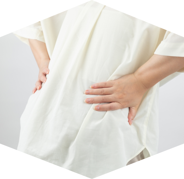 背中にかけての鈍い痛みや「張る」ような違和感